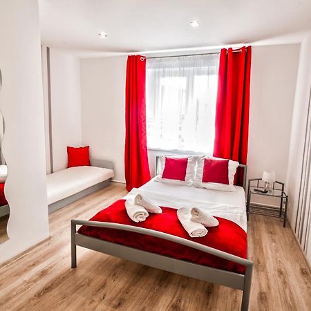 Lew Hostel Іновроцлав Екстер'єр фото
