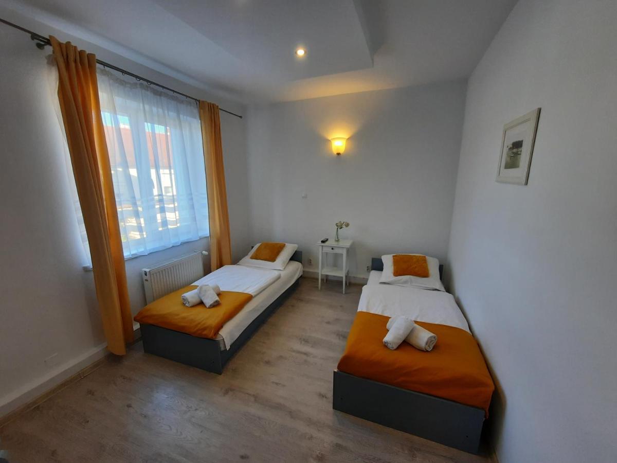 Lew Hostel Іновроцлав Екстер'єр фото
