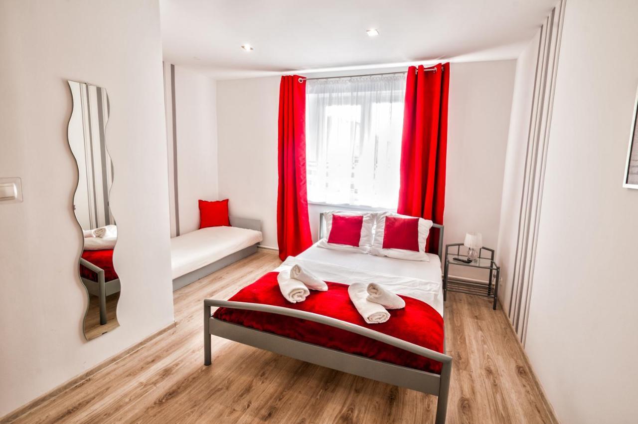 Lew Hostel Іновроцлав Екстер'єр фото